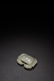 QING DYNASTY WHITE JADE CRAB PAPERWEIGHT