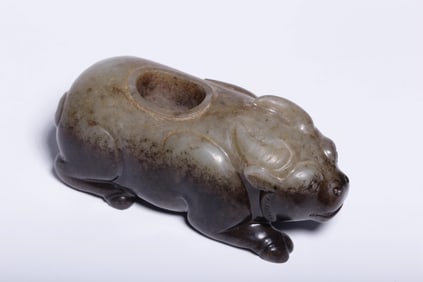HETIAN JADE CARBON-STAINED AUSPICIOUS BEAST WATER CONTAINER
