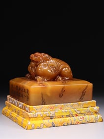 QING DYNASTY QIANLONG WANSHOUSHAN HALL SHOUSHAN TIANHUANG STONE CARVED AUSPICIOUS BEAST BUTTON SEAL