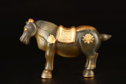 OLD AGATE GOLD-WRAPPED WAR HORSE, WEIGHT 876G