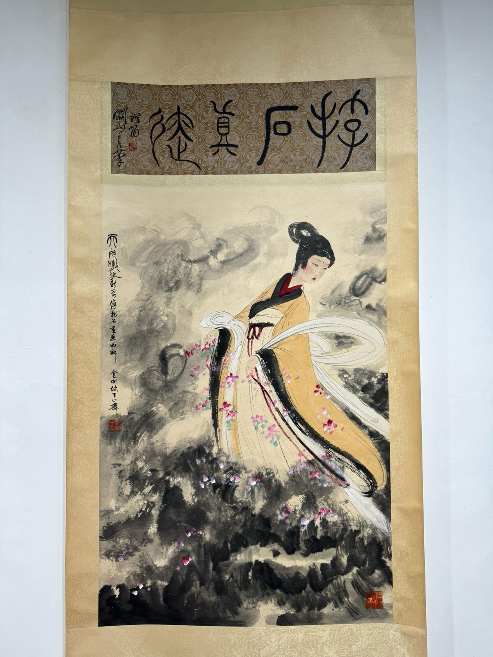FU BAOSHI, HAND PAINTING 'LADY SCATTERING FLOWERS' PAPER SCROLL: 傅抱石 天女散花 皮纸 立轴 Fu Baoshi, hand painting 'lady scattering flowers' paper scroll 65-96cm