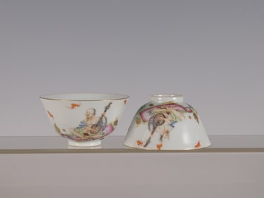 QING YONGZHENG FAMILLE ROSE TALENTS PICTURE SECRETLY ENGRAVED WITH A PAIR OF FISH ALGAE PATTERN CUPS