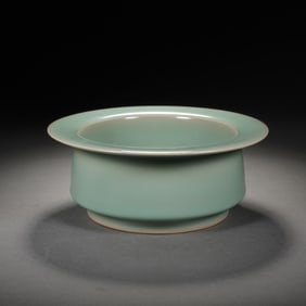 QING DYNASTY GREEN GLAZED FOLDING RIM WASH