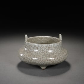 QING DYNASTY GE-GLAZED TRIPOD INCENSE BURNER WITH DOUBLE HANDLES