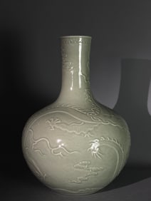 QING QIANLONG LARGE SPHERICAL VASE WITH CARVED SEA WATER DRAGON PATTERN IN BEAN GREEN GLAZE