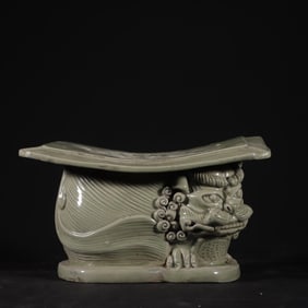 THE OLD COLLECTION OF THE TANG FIVE DYNASTIES YUE KILN SECRET COLOR CELADON RUI BEAST-SHAPED VEIN