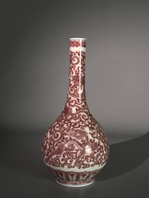 QING QIANLONG RED DRAGON PATTERN LONG NECK BOTTLE