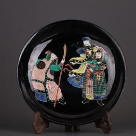 MING JIAJING BLACK GROUND FAMILLE VERTE SHUI HU FIGURES STORY PLATE