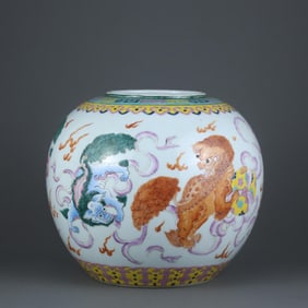 QING QIANLONG POWDERED LION ROLLING EMBROIDERED BALL VASE