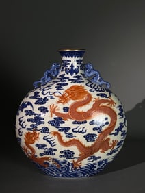 QING QIANLONG BLUE AND WHITE CLOUD BAT AND RED DRAGON PATTERN BOTTLE WITH A BLACK DRAGON TEACHING