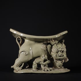 THE OLD COLLECTION OF THE TANG DYNASTY FIVE DYNASTIES YUE KILN SECRET COLOR CELADON RUI BEAST PILLOW
