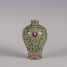 QING QIANLONG GREEN AND PINK PORCELAIN VASES WITH WESTERN LOTUS PATTERNS
