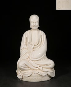 ?DEHUA, HE CHAOZONG? MARK LARD?WHITE DEHUA WHITE PORCELAIN DARUMA STATUE ORNAMENT