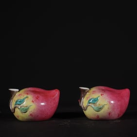 A PAIR OF QING DYNASTY QIANLONG FAMILLE ROSE PEACH-SHAPED WATER DROPLETS ARE HIGH