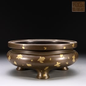 QING "DA MING XUANDE NIAN ZHI" MARK GILT BRONZE SPRINKLING FLOWER?LEG TRIPOD CENSER