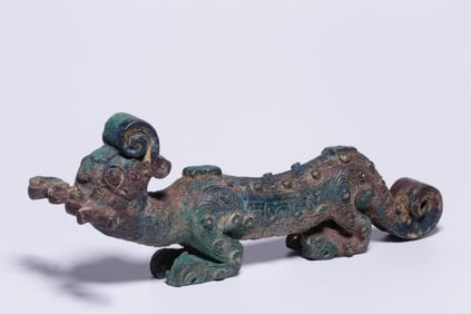 PRE?MING DYNASTY BRONZE AUSPICIOUS BEAST HANDLE ORNAMENT