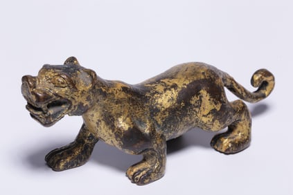 QING DYNASTY GILDED BRONZE AUSPICIOUS BEAST HANDLE ORNAMENT