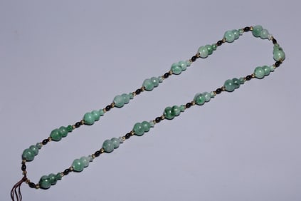 JADEITE GOURD?SHAPED NECKLACE