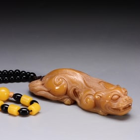 QING "YUXUAN" CRAFTED SHOUSHAN TIANHUANG STONE AUSPICIOUS?BEAST PAPERWEIGHT