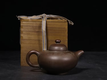?AMANDO ROOM? INSCRIBED HAND-CARVED YIXING PURPLE-CLAY TEAPOT