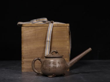 ?YUAN CHANG? INSCRIBED HANDMADE YIXING LONG-SPOUT TEAPOT WITH LEAF PATTERN AND INSCRIPTIONS