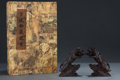 A PAIR OF OLD AGARWOOD CARVING TIGERS