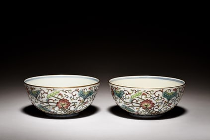 PAIR OF FAMILLE ROSE 'LOTUS FLOWERS' BOWLS