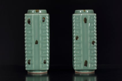 A PAIR OF LONGQUAN RECTANGLE VASE