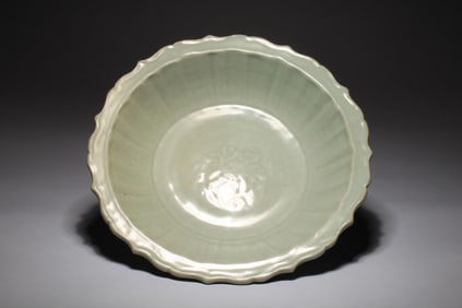 LONGQUAN KILN FOLIATE CHARGER