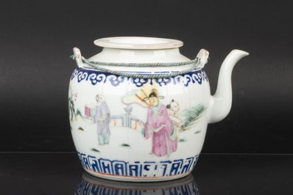 FAMILLE ROSE 'FIGURES' TEAPOT
