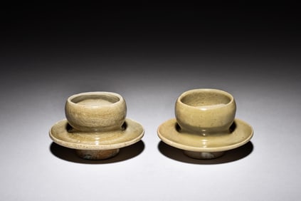 PAIR OF CRACKLEWARE TEA CUPS