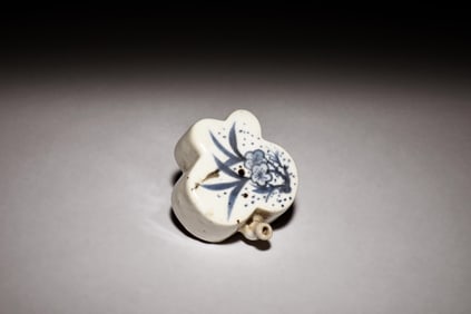 SMALL BLUE AND WHITE 'FLOWERS' VESSEL