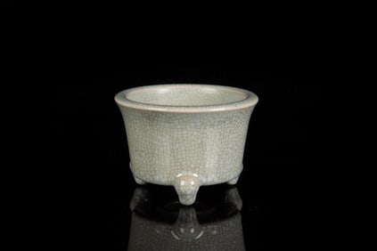 LONGQUAN WARE TRIPOD PLANTER