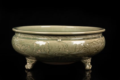 LONGQUAN WARE TRIPOD JAR