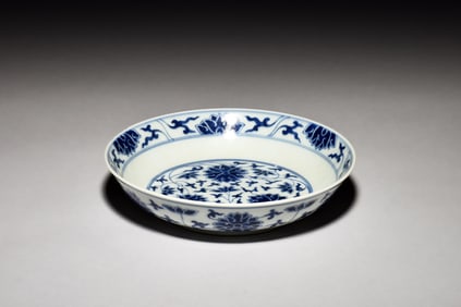 A BLUE AND WHITE FLORAL DISH