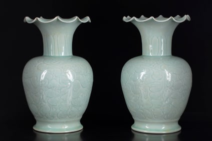 A PAIR OF GREEN GLAZE VASE
