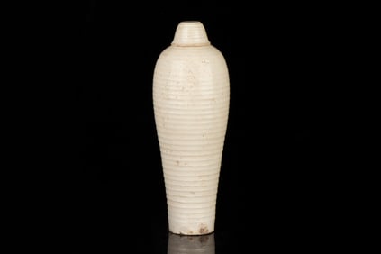 WHITE GLAZED 'XUAN' PATTERN VASE WITH COVER