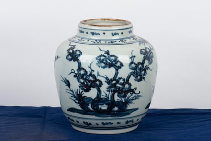 BLUE AND WHITE 'THREE FRIENDS OF WINTER' JAR