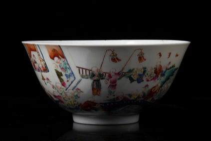 LARGE FAMILLE ROSE 'FIGURAL' BOWL