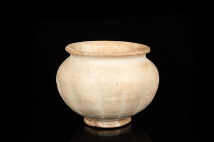 WHITE GLAZED AND LOBED JARDINIERE