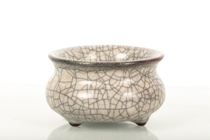 CELADON GLAZED AND CRACKLE PATTERN TRIPOD CENSER