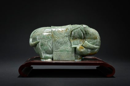 CARVED JADE ELEPHANT BOX WITH COVER