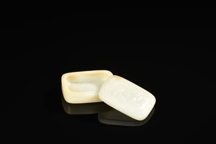 WHITE JADE CARVED 'MYTHICAL BEAST' SMALL BOX WITH COVER