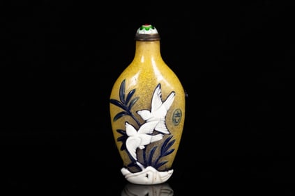 A WHITE AND BLUE OVERLAY GLASS SNUFF BOTTLE