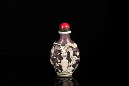 A CARVED 'FLOWER' SNUFF BOTTLE