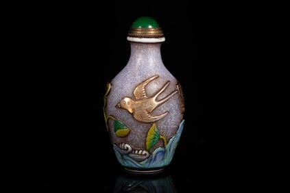 AN OVERLAY 'FLOWER AND BIRD' SNUFF BOTTLE