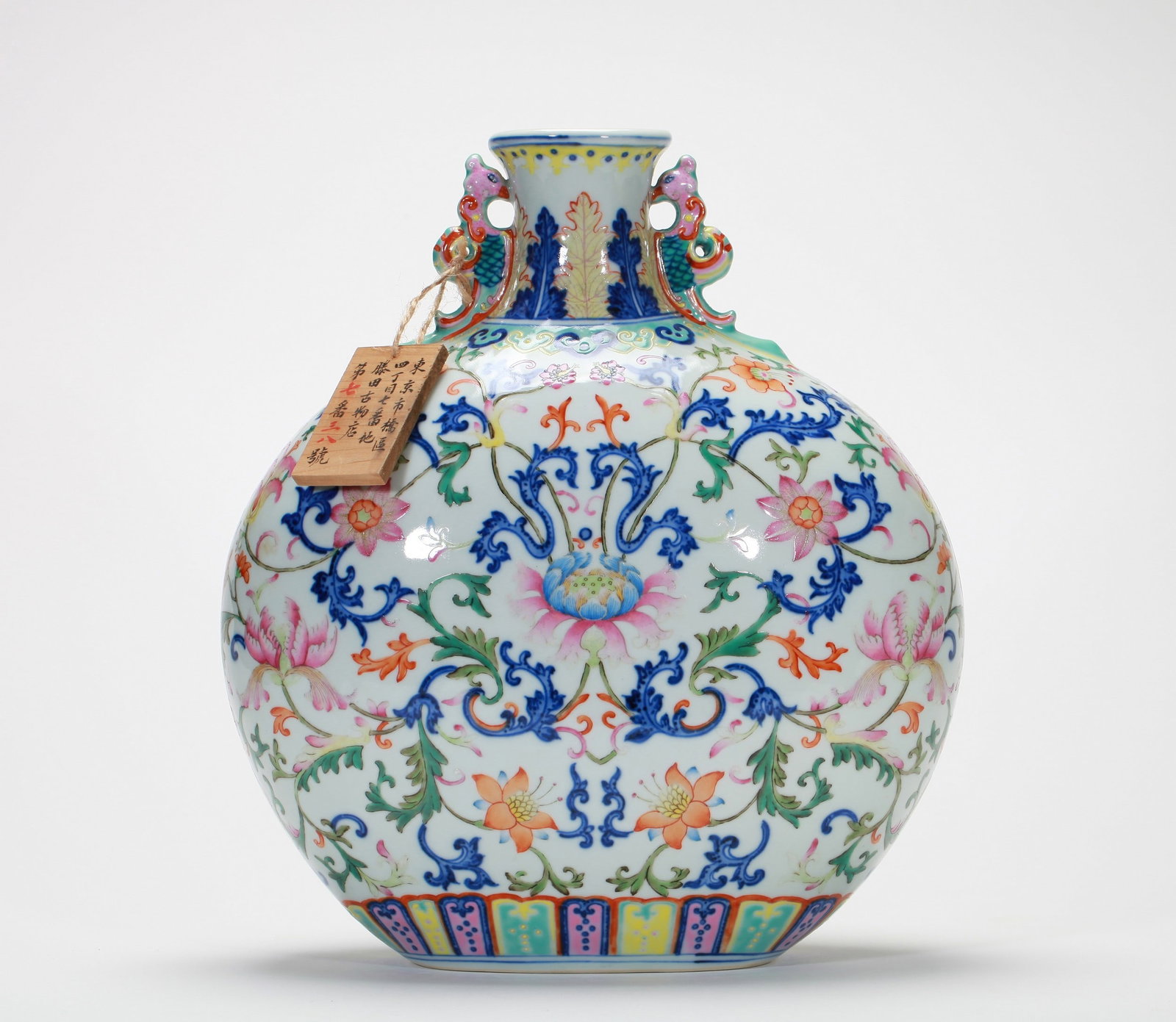 A FAMILLE-ROSE FLORAL MOONFLASK: 清乾隆 粉彩缠枝西番莲抱月瓶 A famille-rose floral moonflask H30.5cm