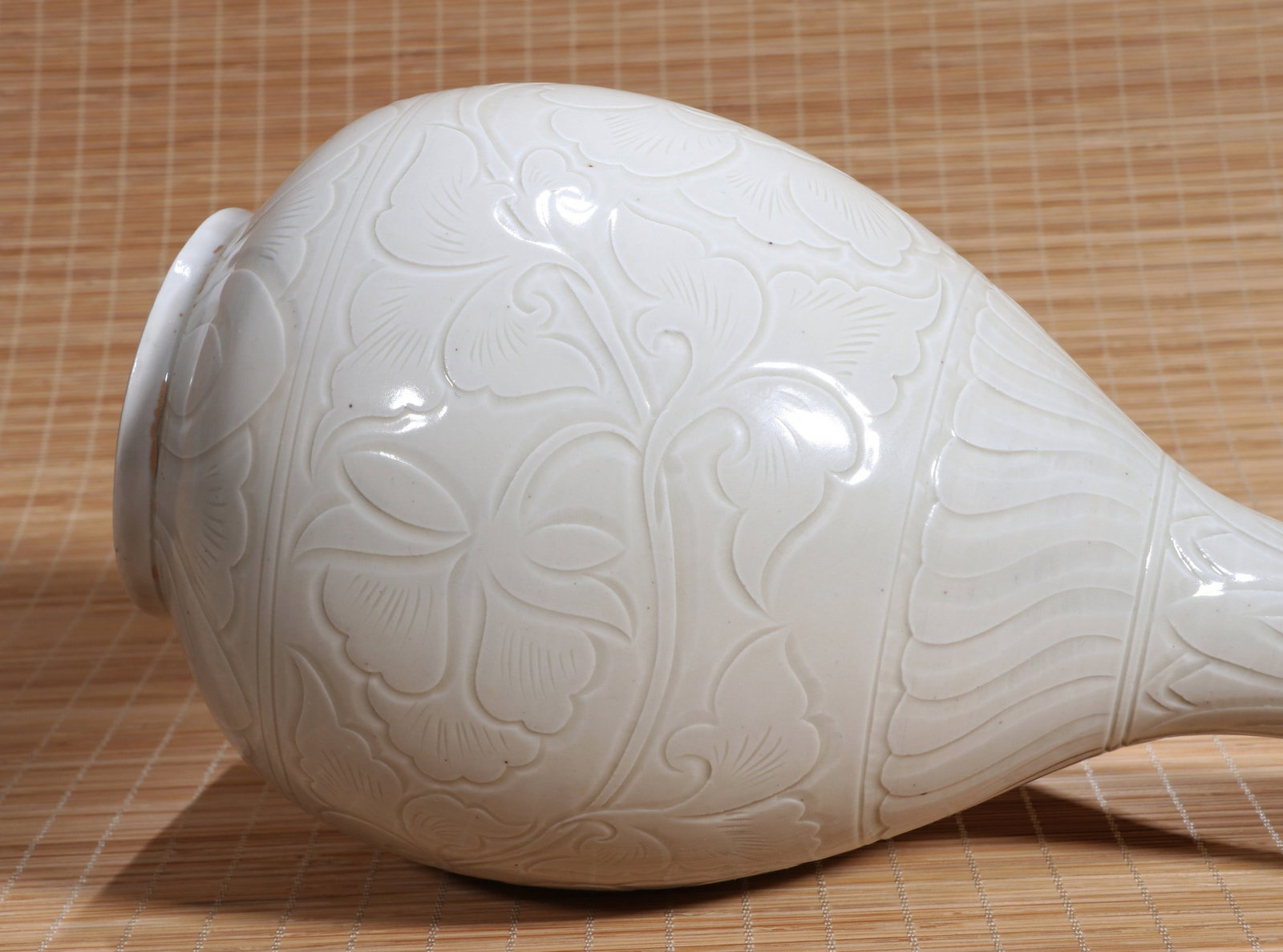 A DING FLORAL VASE - 9