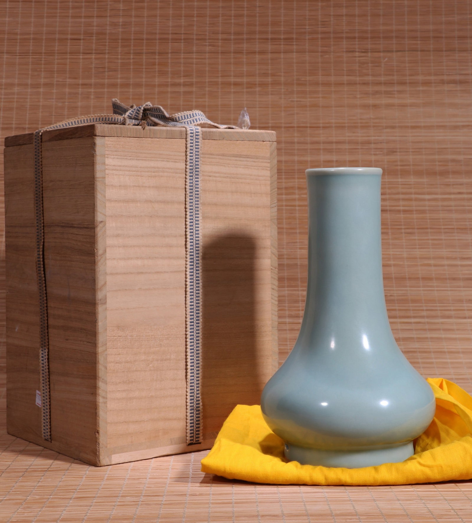 A LONGQUAN VASE - 2
