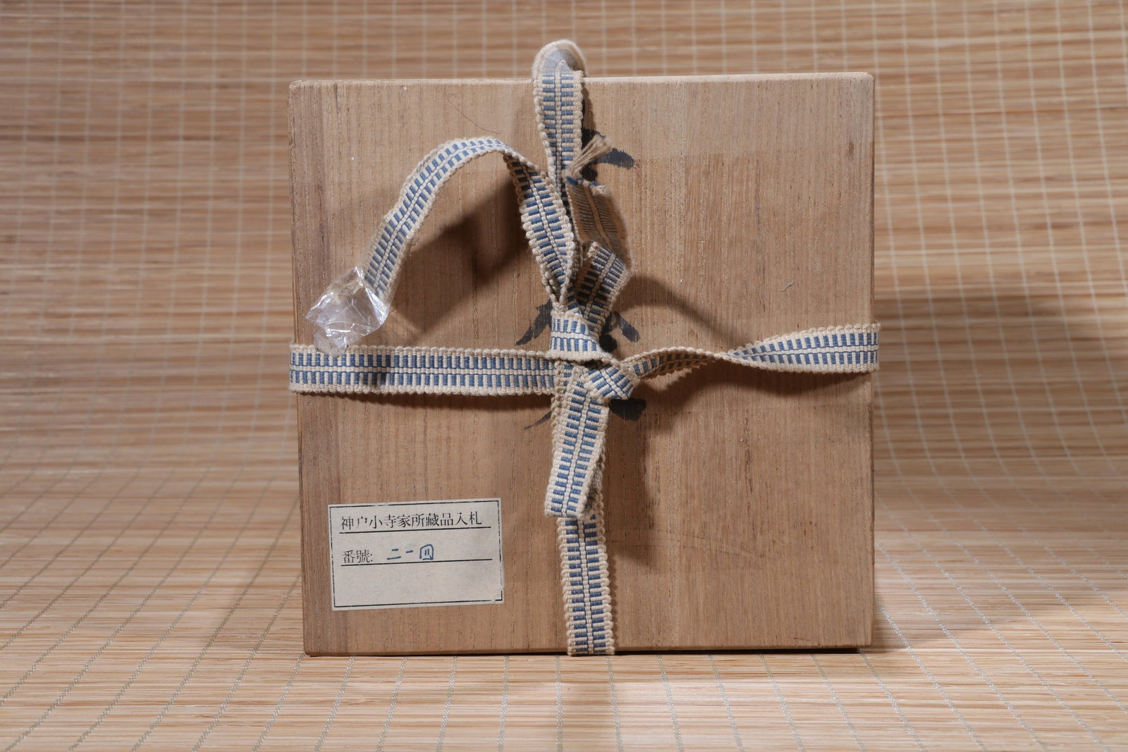 A LONGQUAN VASE - 3